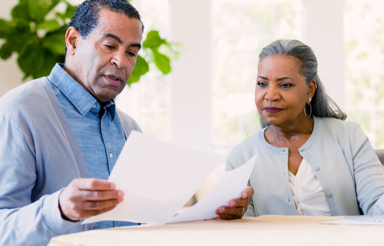 Un couple regardant des documents